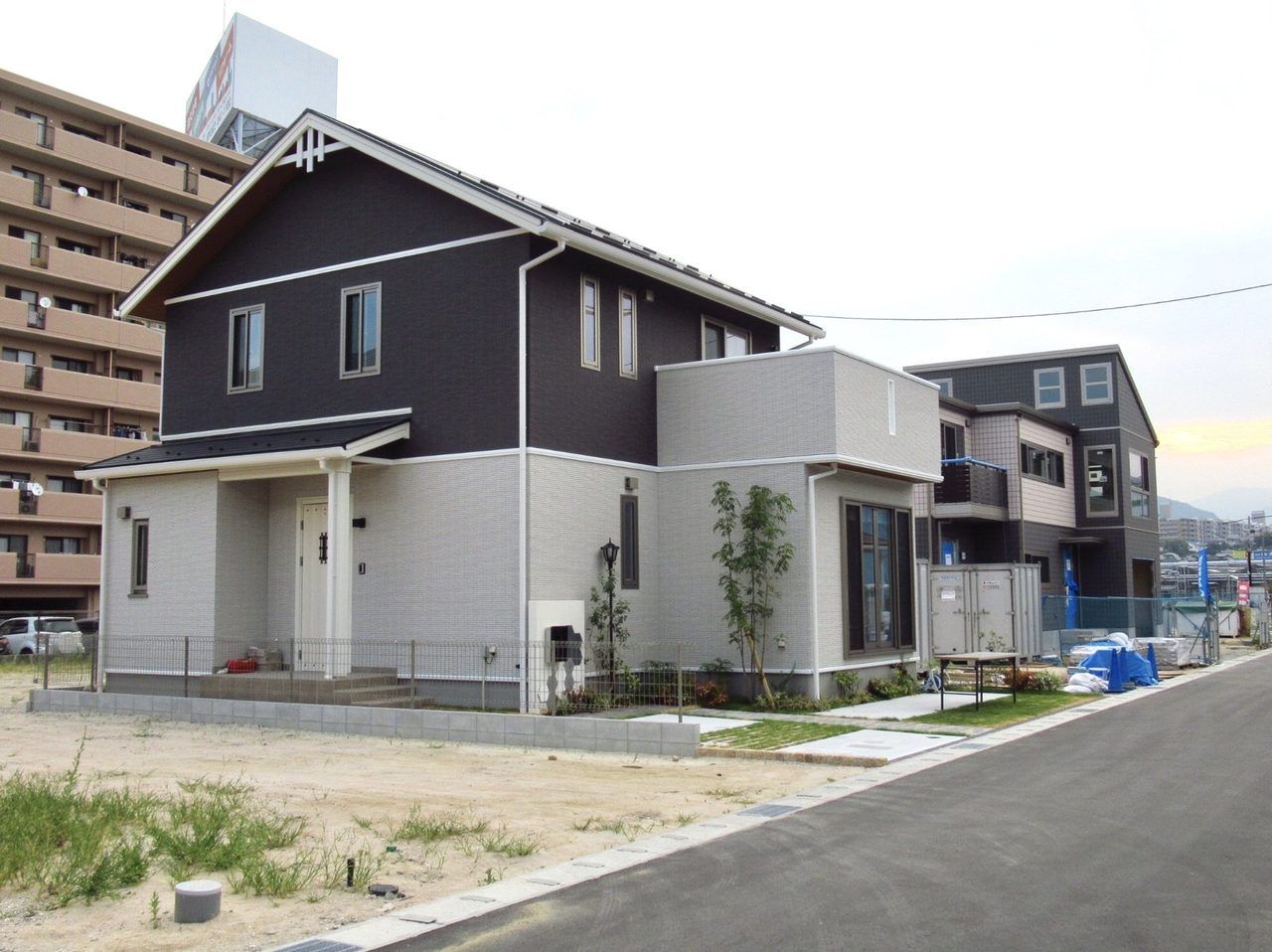 青空の下に建つ、新しい戸建て住宅