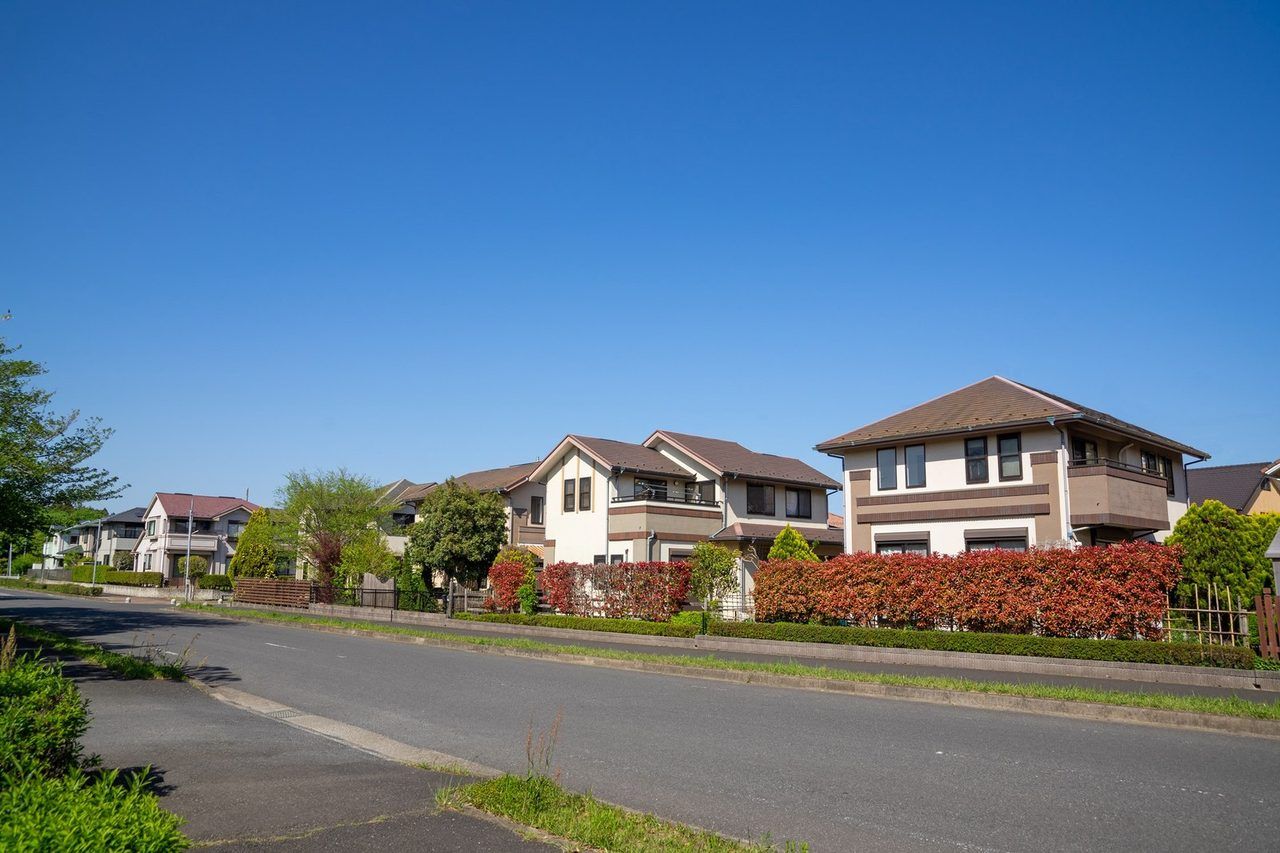 青空の下に広がる住宅街