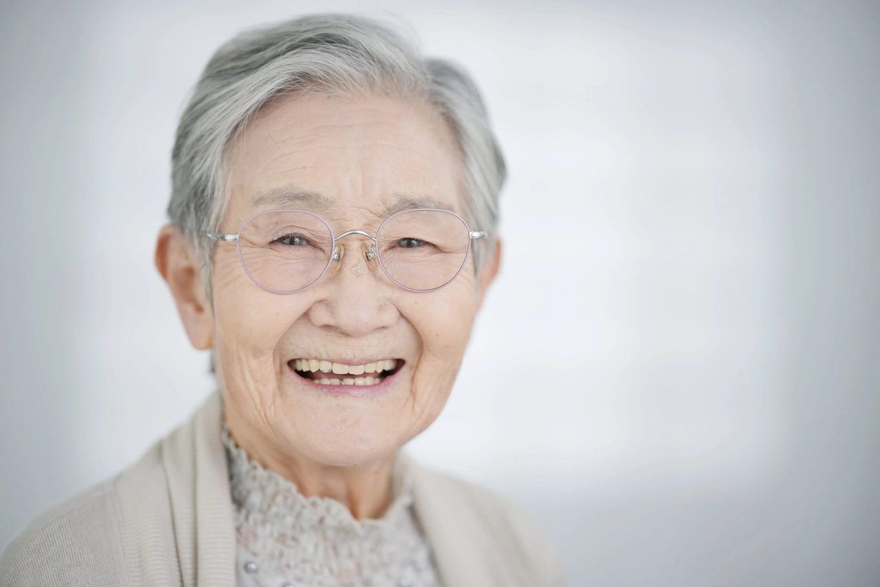 穏やかにほほえむ、ご高齢の女性