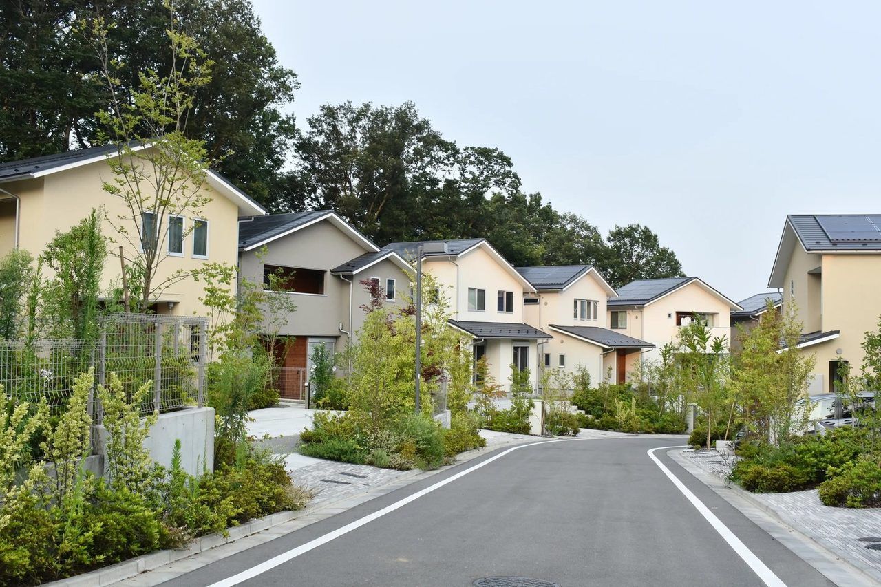 青空の下に、戸建て住宅が並ぶ住宅街