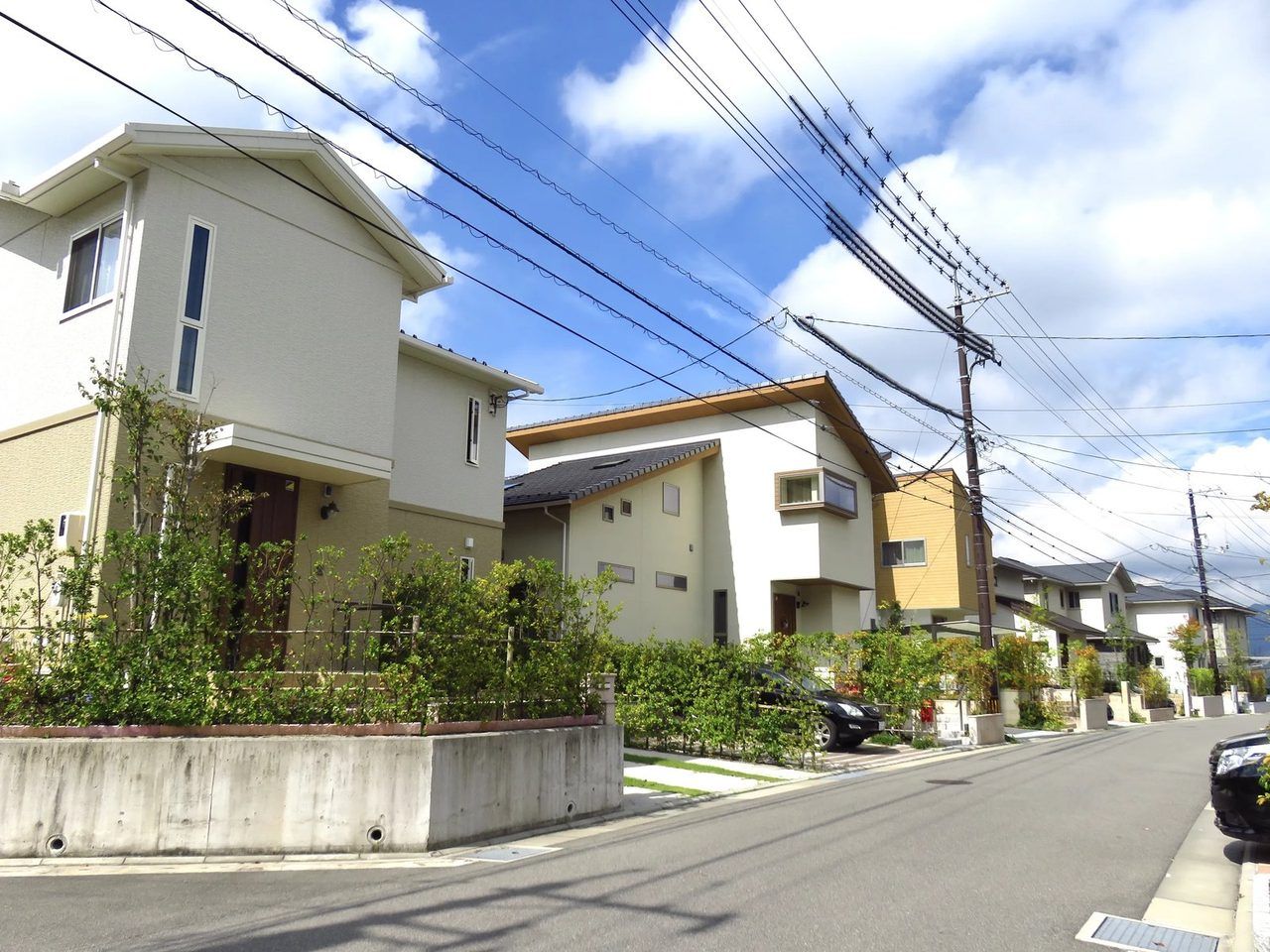 青空と電線のある、住宅街