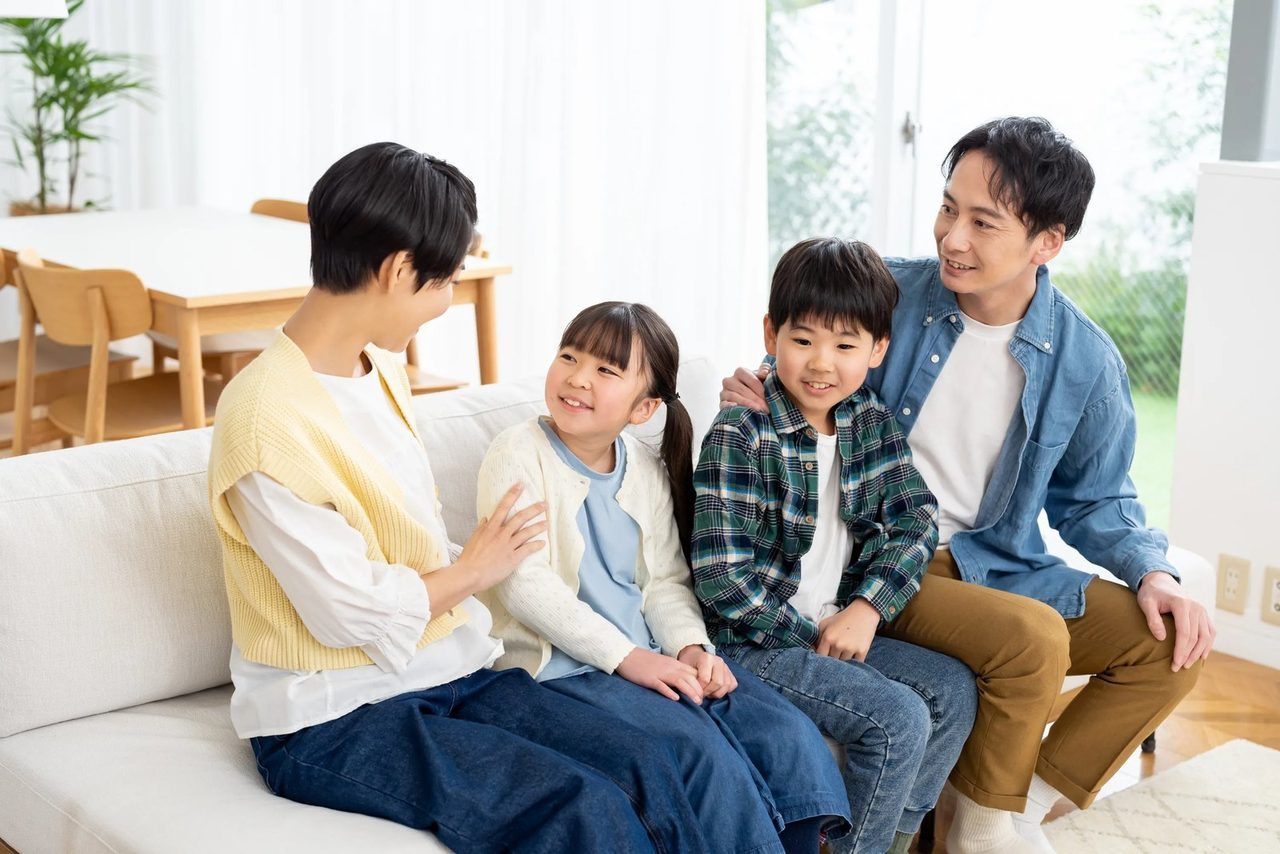 ソファでくつろぐ、家族団らん