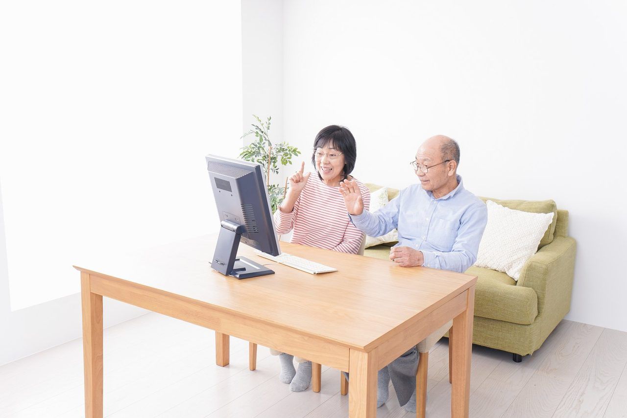パソコンの前に集まって、話し合うご家族