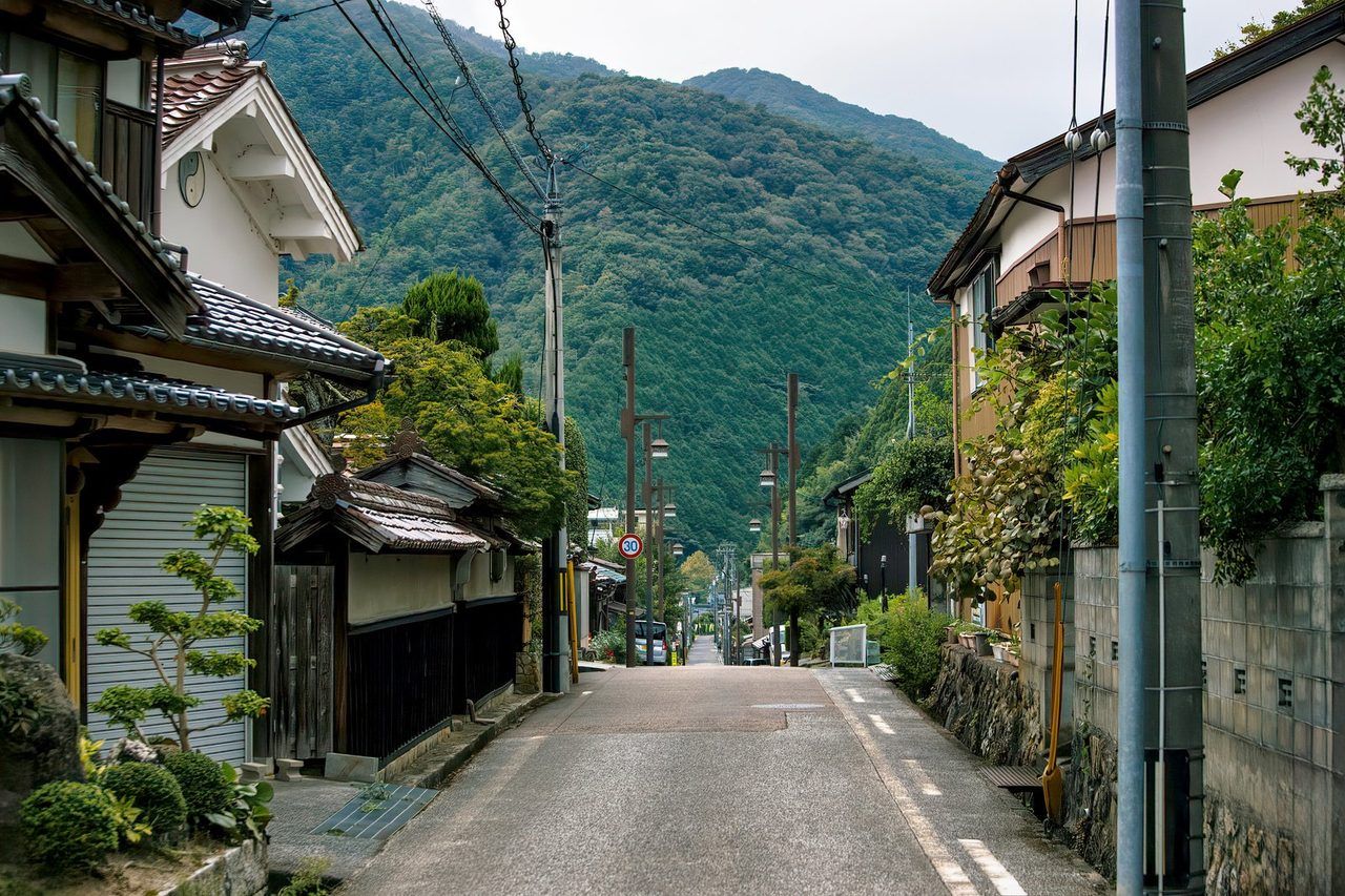 遠くに山が見える、住宅街の路地
