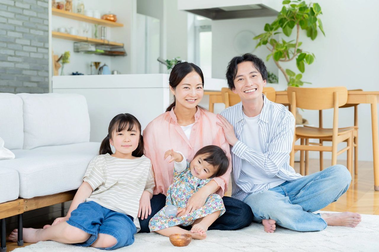 床に座って、くつろぐご家族