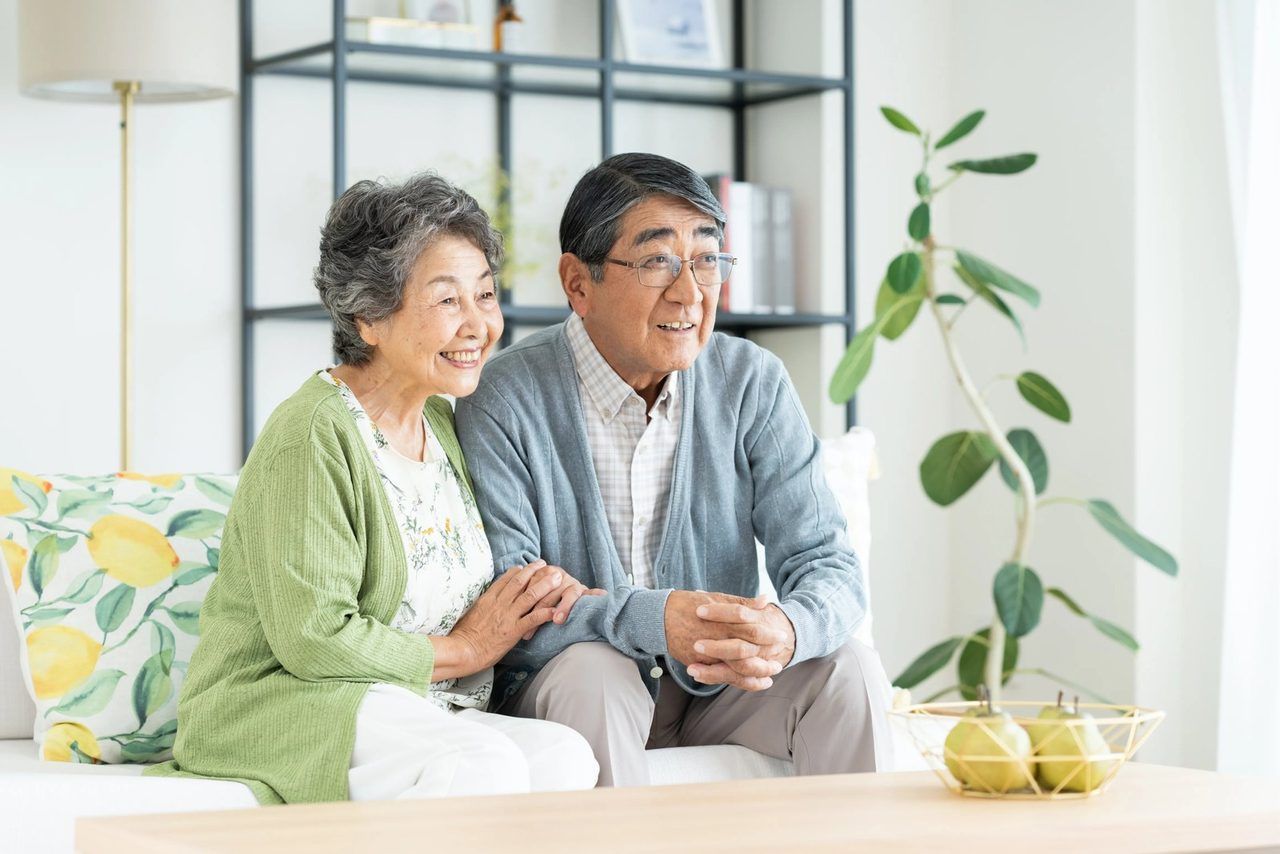 寄り添って、穏やかにほほえむご高齢のご夫婦