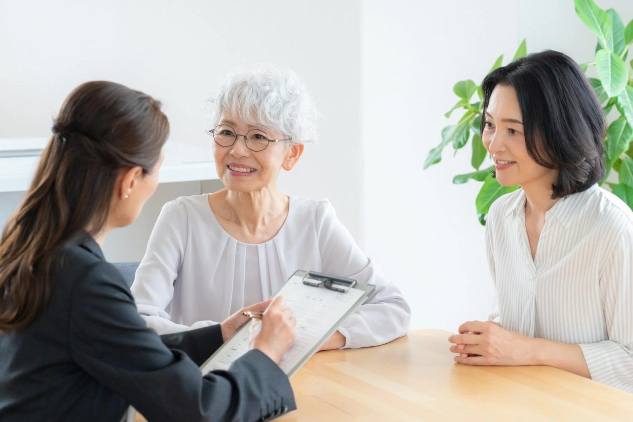 女性スタッフが、ご高齢の女性と娘さんから、ご希望を聞いている場面