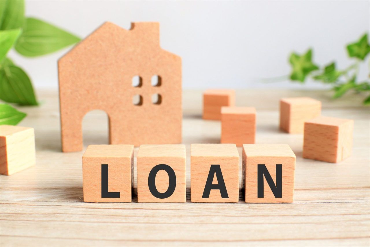 おうちの形と「LOAN」の文字の積み木