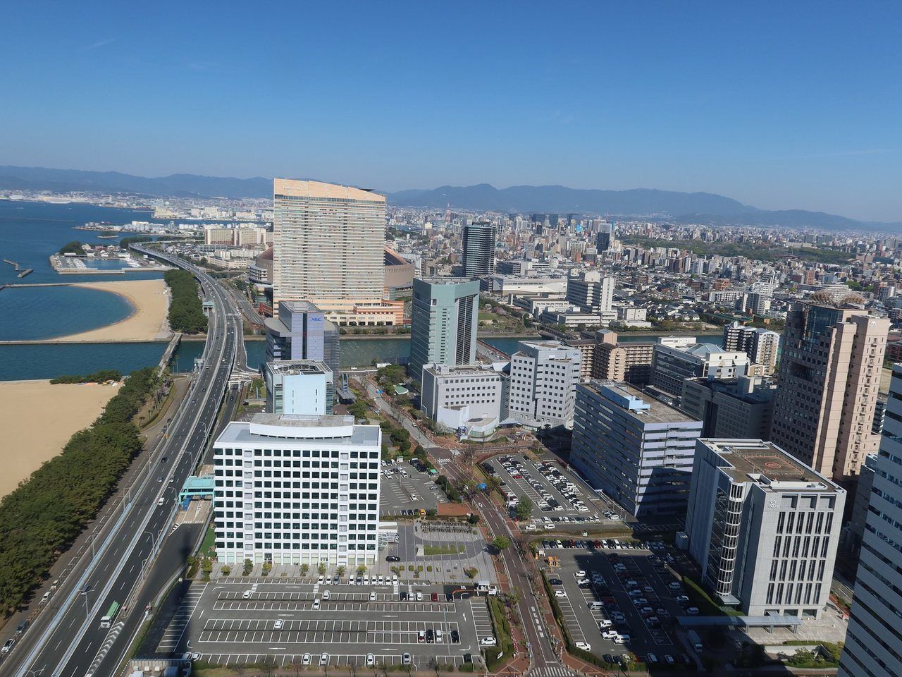 福岡市のウォーターフロントを空から見た眺め
