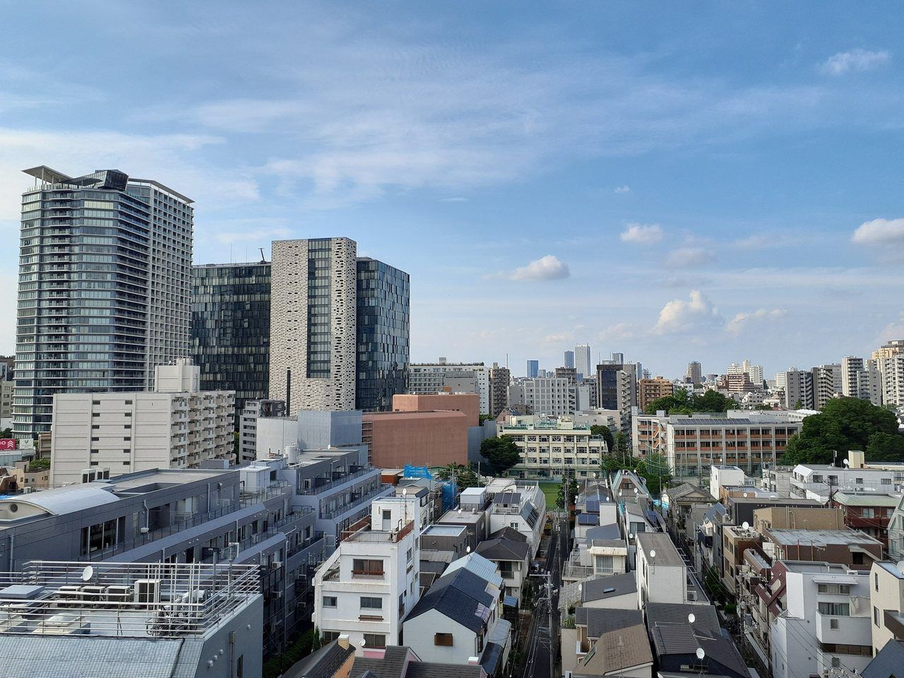マンションと戸建てが混ざる、都市の街並み