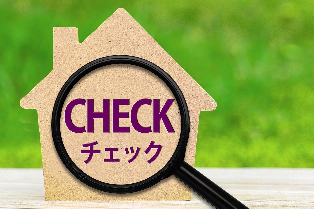 「CHECK」の虫眼鏡と家の置物