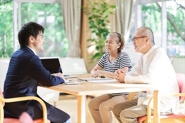 男性スタッフにご夫婦が相談する場面
