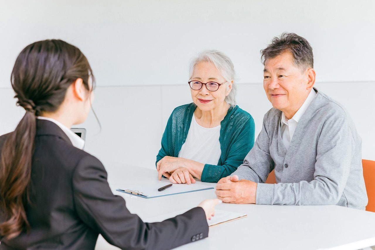 女性スタッフにご夫婦が相談する場面