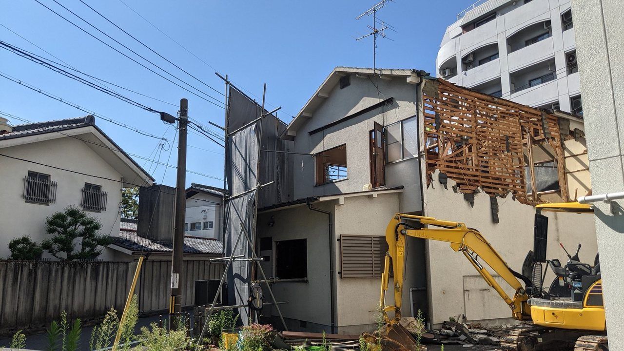 重機で建物を解体している様子