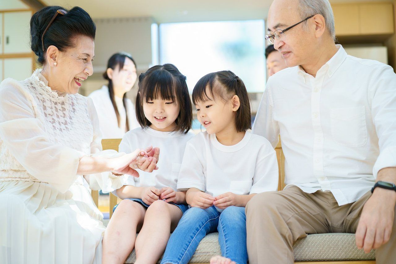 ソファでくつろぐ、笑顔の三世代のご家族