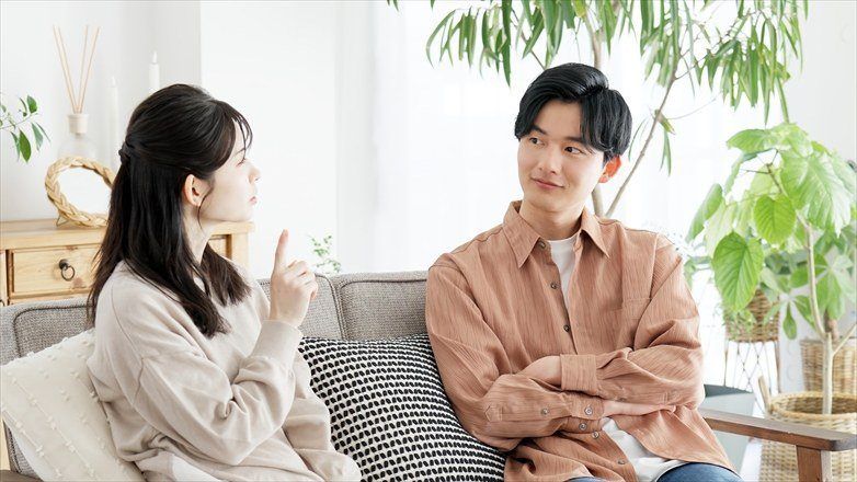 ソファで話し合う男女